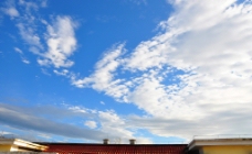 蓝天白云屋顶图片