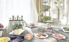 摆盘欧式室内风格的自助餐图片