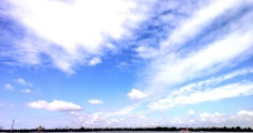 上江哈尔滨松花江水上白云图片
