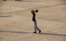 打篮球的人图片