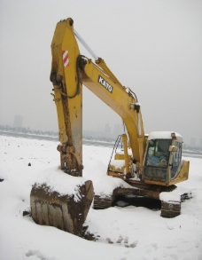 雪地的挖土机图片