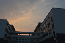 教学楼下夕阳下的教学楼图片