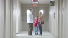 医生妈妈和儿子在走廊股票视频讲话 视频免费下载