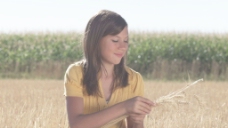 黄小琥女孩坐在麦田在前面的玉米3股票的录像视频免费下载
