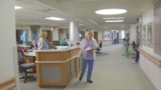 滑动镜头忙碌的护士和医院拍摄股票视频 视频免费下载