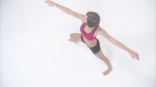 女人在瑜伽姿势股票视频视频免费下载