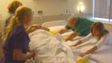 护士移动患者从一个到另一个股票的录像 视频免费下载