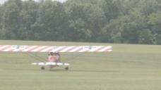 飞机场红色条纹的飞机滑行在草地场股票视频