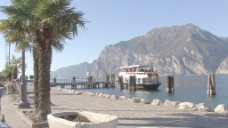 意大利加尔达湖在torbolo船在码头股票视频