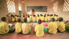 肯尼亚的教室里挤满了学生股票视频