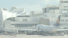 飞机场在丹佛机场停机坪上的飞机股票视频