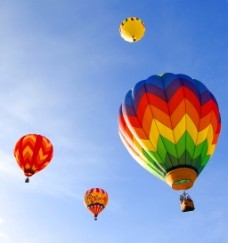 天空中飘浮着的热气球