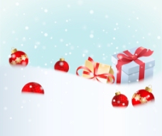 在雪里红白色的圣诞礼物和装饰品