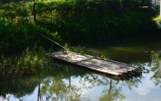湖边的竹筏图片