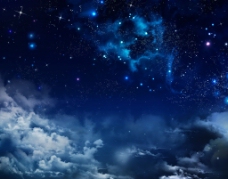 天空白云与繁星点点的夜空树