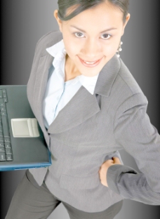 商业成功成功的商业女性使用笔记本电脑
